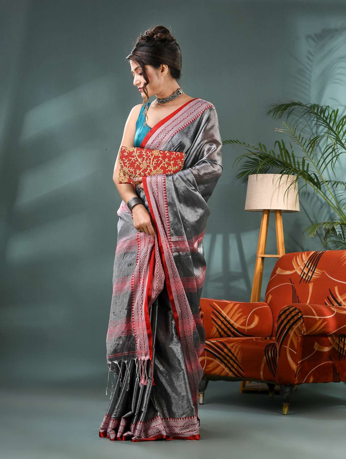 women solid with bordered handloom saree with blouse - 21986617 -  Standard Image - 4