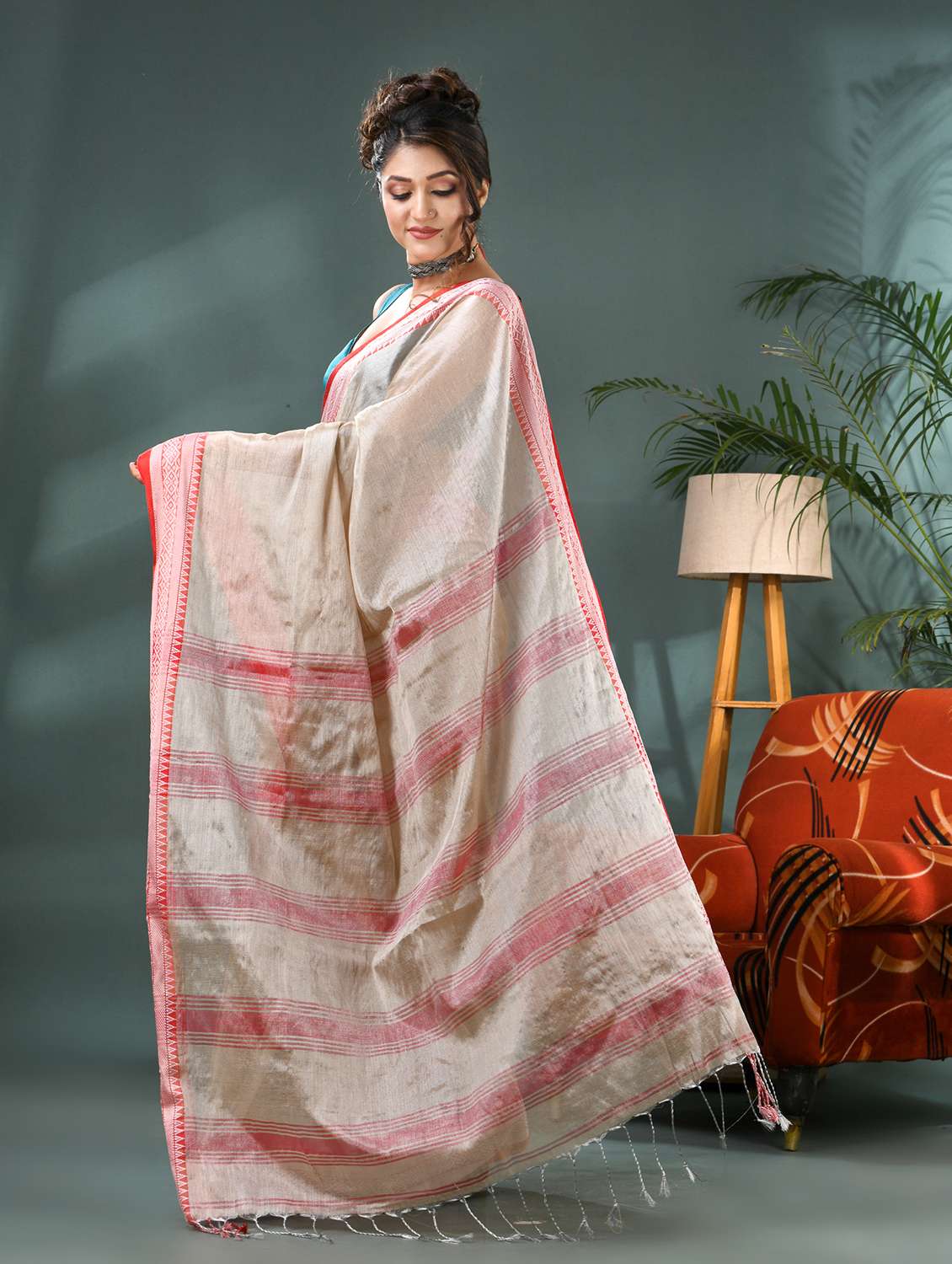 women solid with bordered handloom saree with blouse - 21986618 -  Standard Image - 1