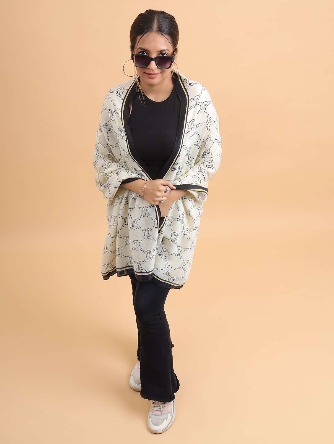 women printed viscose scarf   - 21986806 -  Standard Image - 4