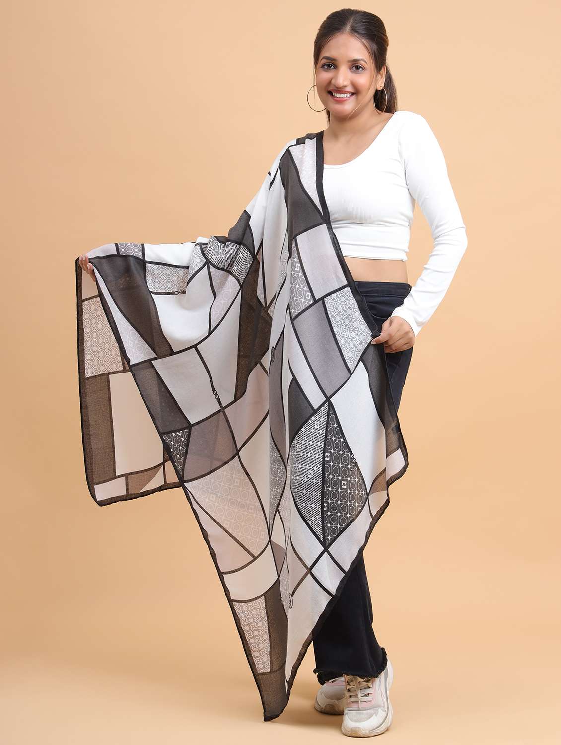 women geometric print viscose scarf   - 21986816 -  Standard Image - 4