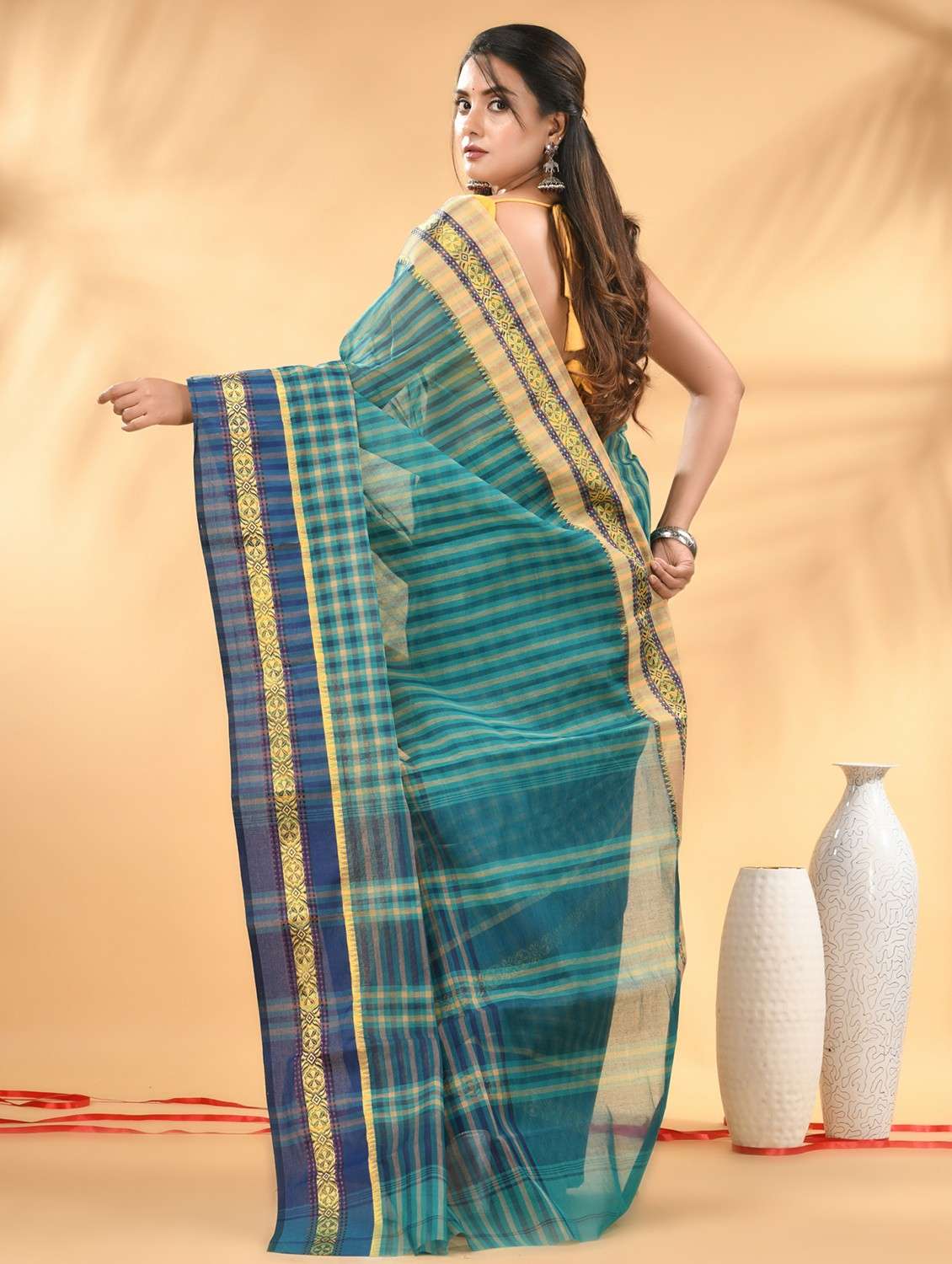 women checkered tant saree - 21986917 -  Standard Image - 1