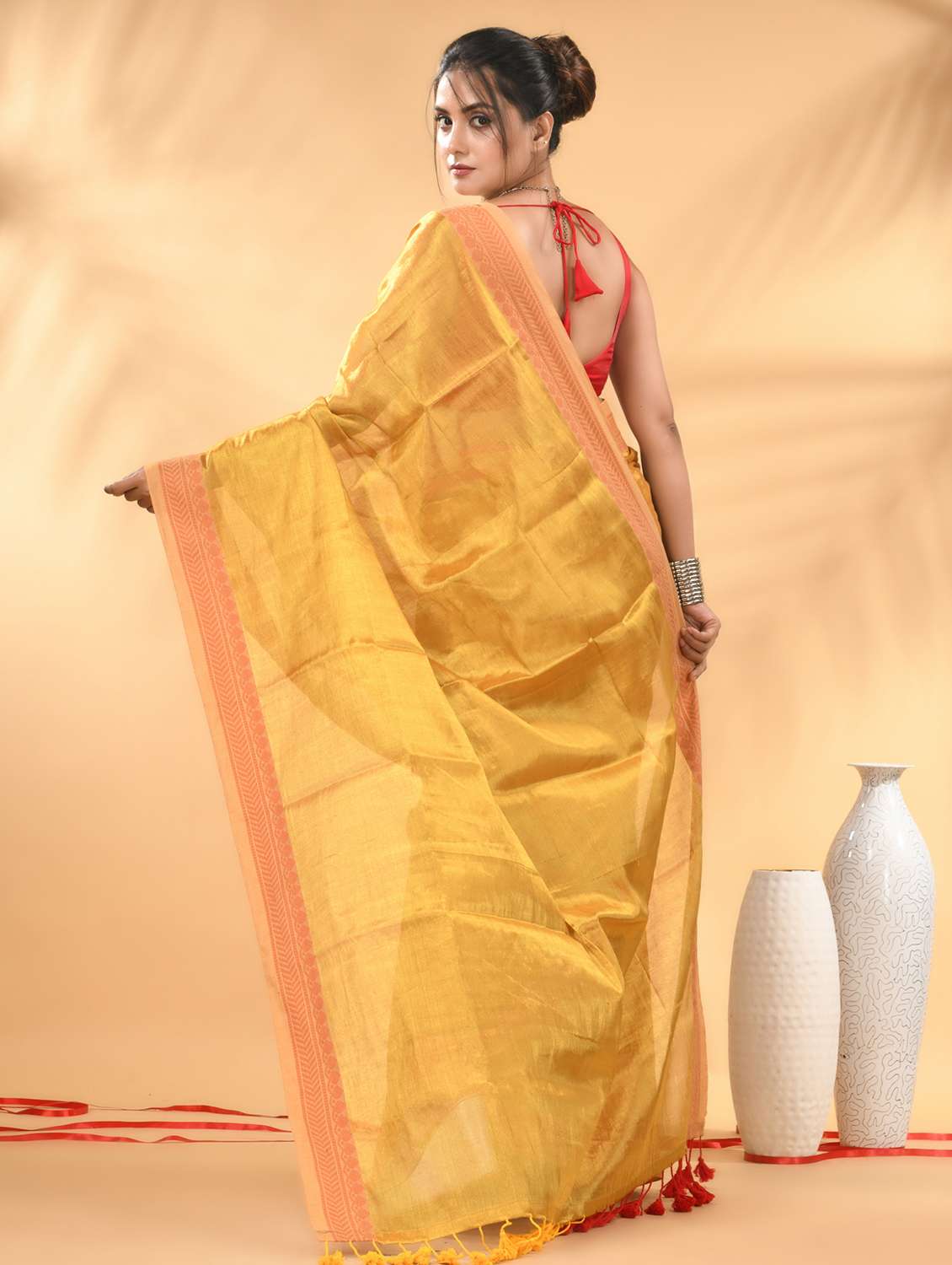 women solid with bordered handloom saree with blouse - 21986973 -  Standard Image - 1