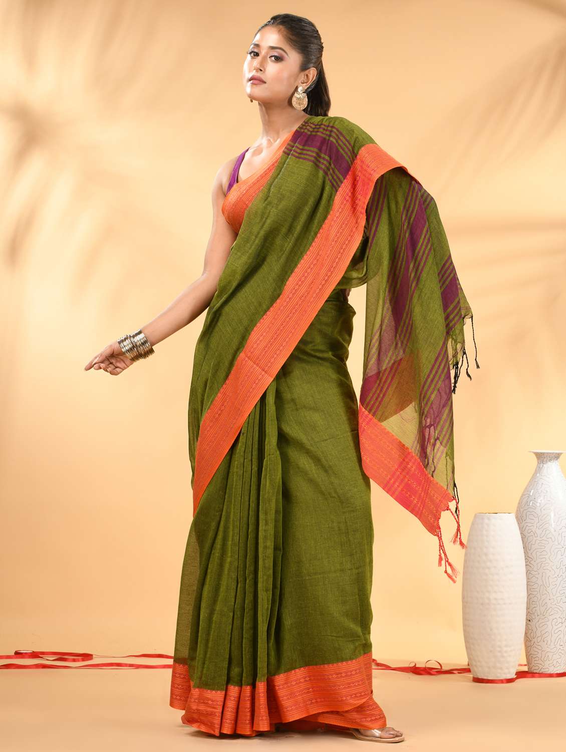 women solid with bordered handloom saree with blouse - 21986978 -  Standard Image - 1
