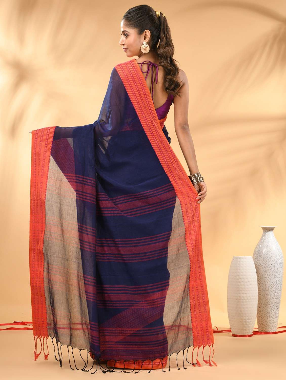 women solid with bordered handloom saree with blouse - 21986980 -  Standard Image - 1