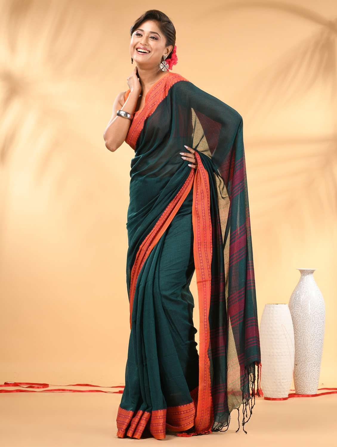 women solid with bordered handloom saree with blouse - 21986983 -  Standard Image - 1