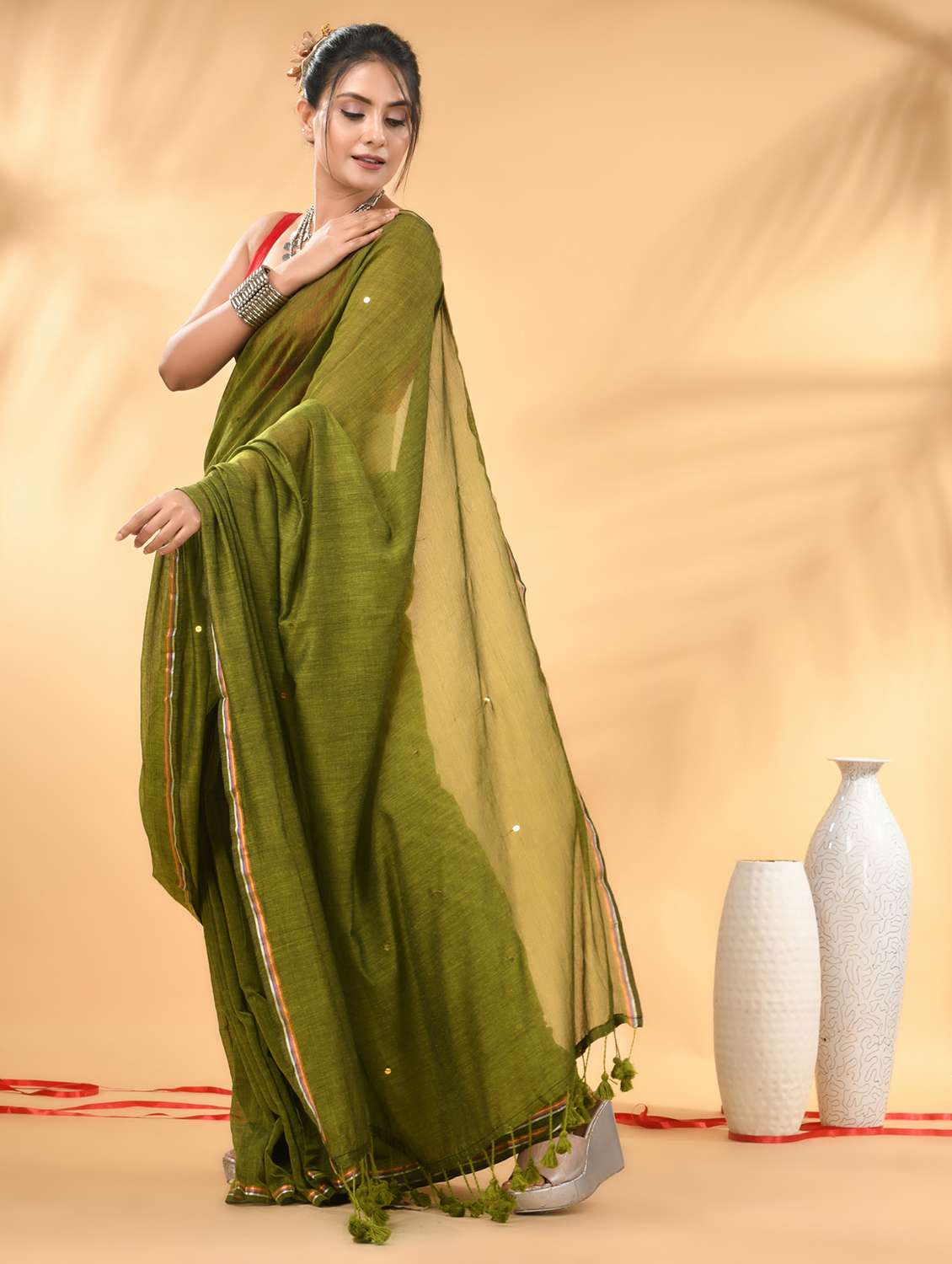women solid with bordered handloom saree with blouse - 21986995 -  Standard Image - 1