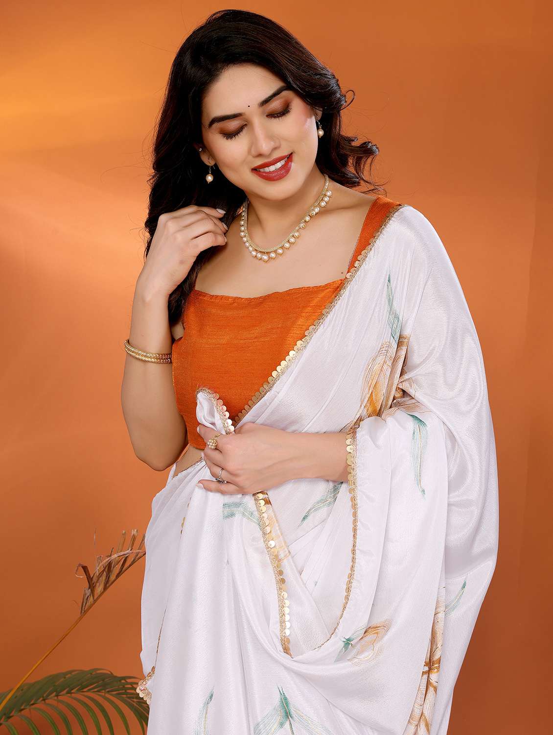 women printed casual wear saree with blouse - 21988129 - Standard Image - 4