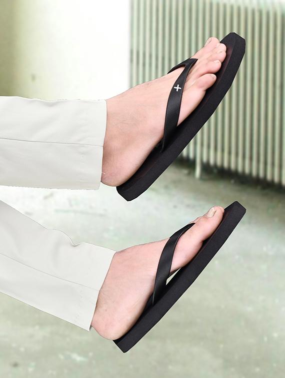 men toe separator diabetic and orthopedic slipper - 21991500 -  Standard Image - 1