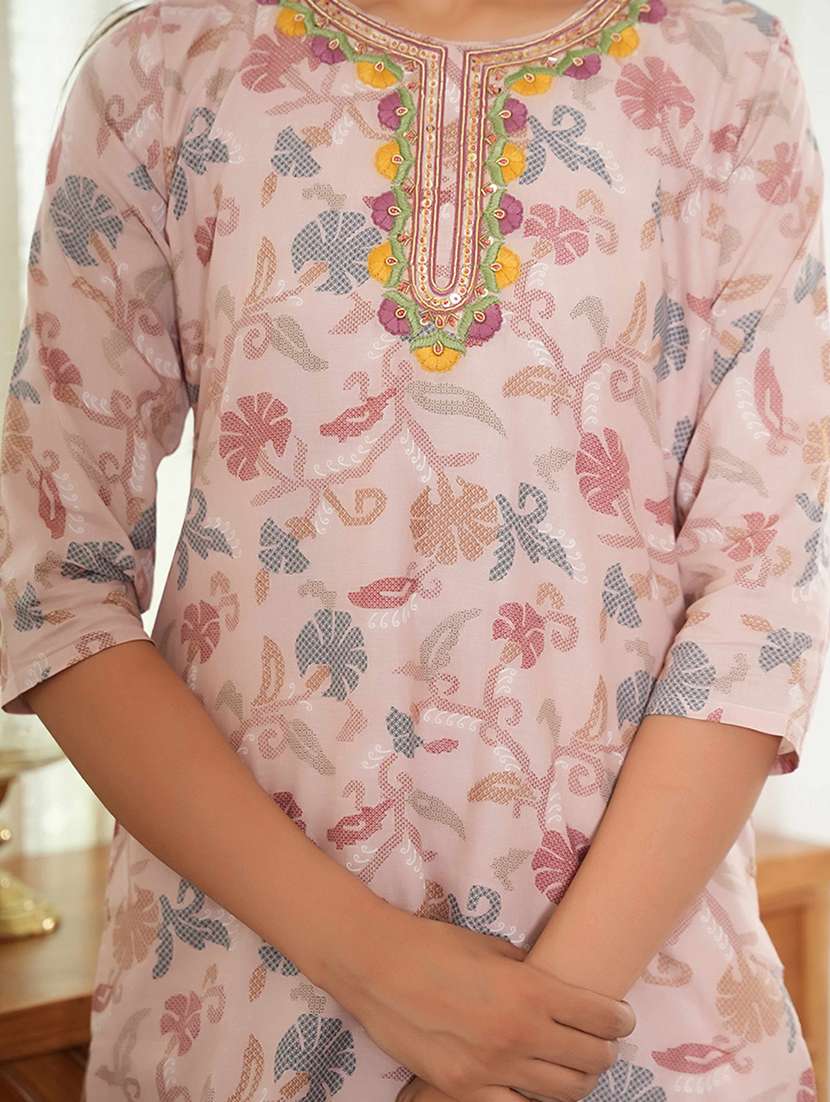 women printed kurta and sharara with dupatta set - 21993603 -  Standard Image - 4