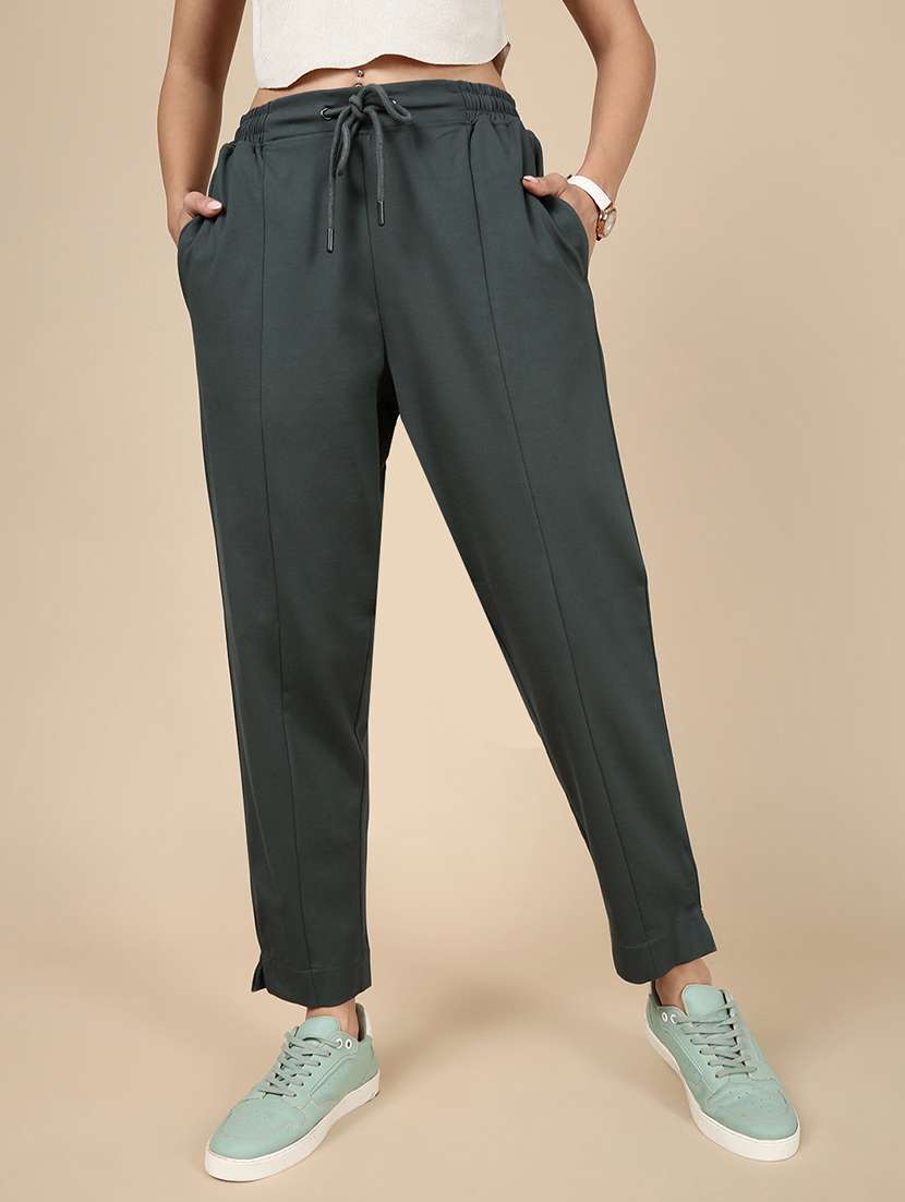 women solid mid rise track pant