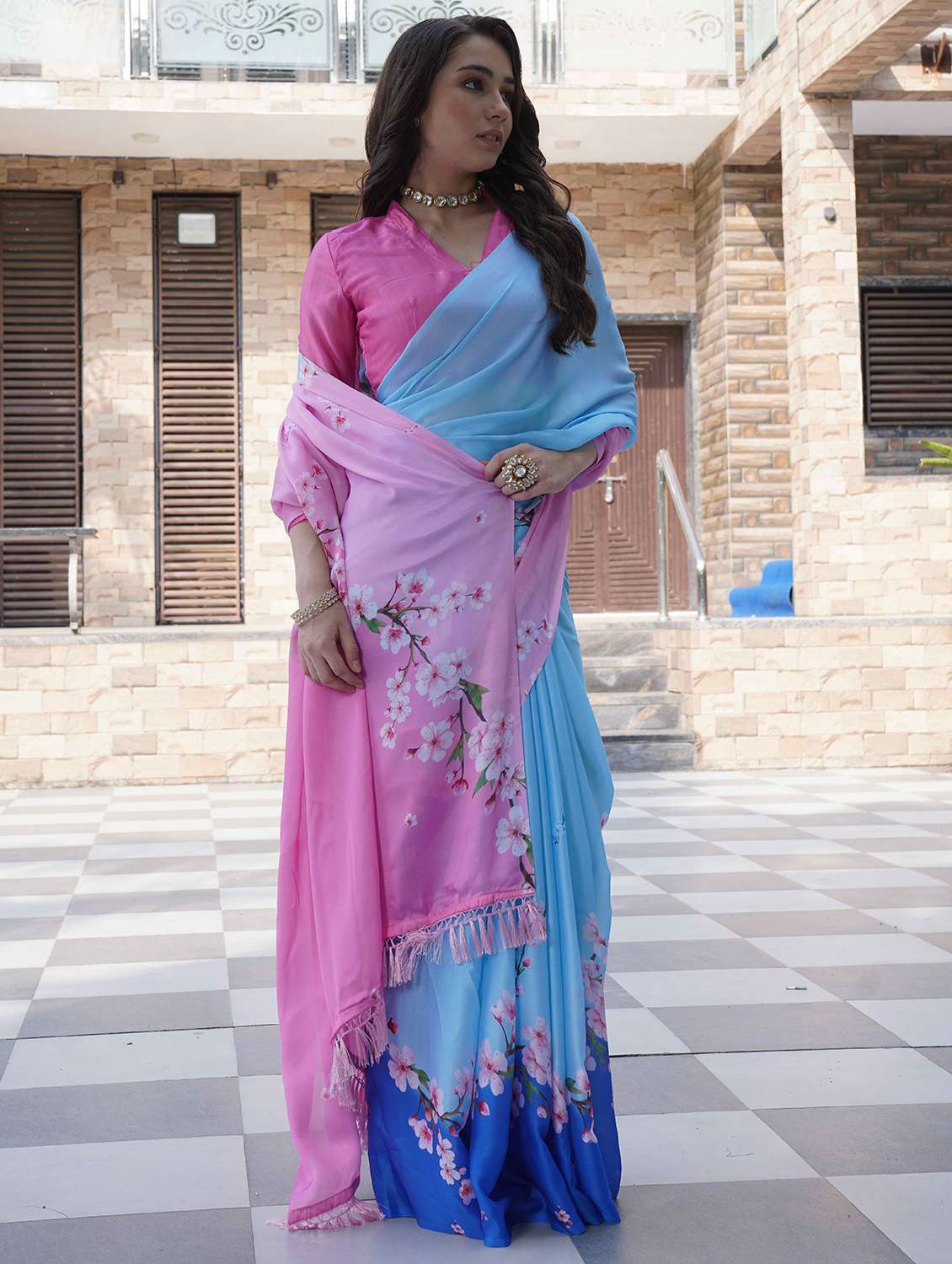 women floral printed saree with blouse - 21993929 -  Standard Image - 4