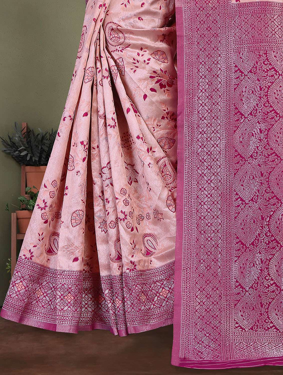 women self design banarasi saree with blouse - 21994510 - Standard Image - 4