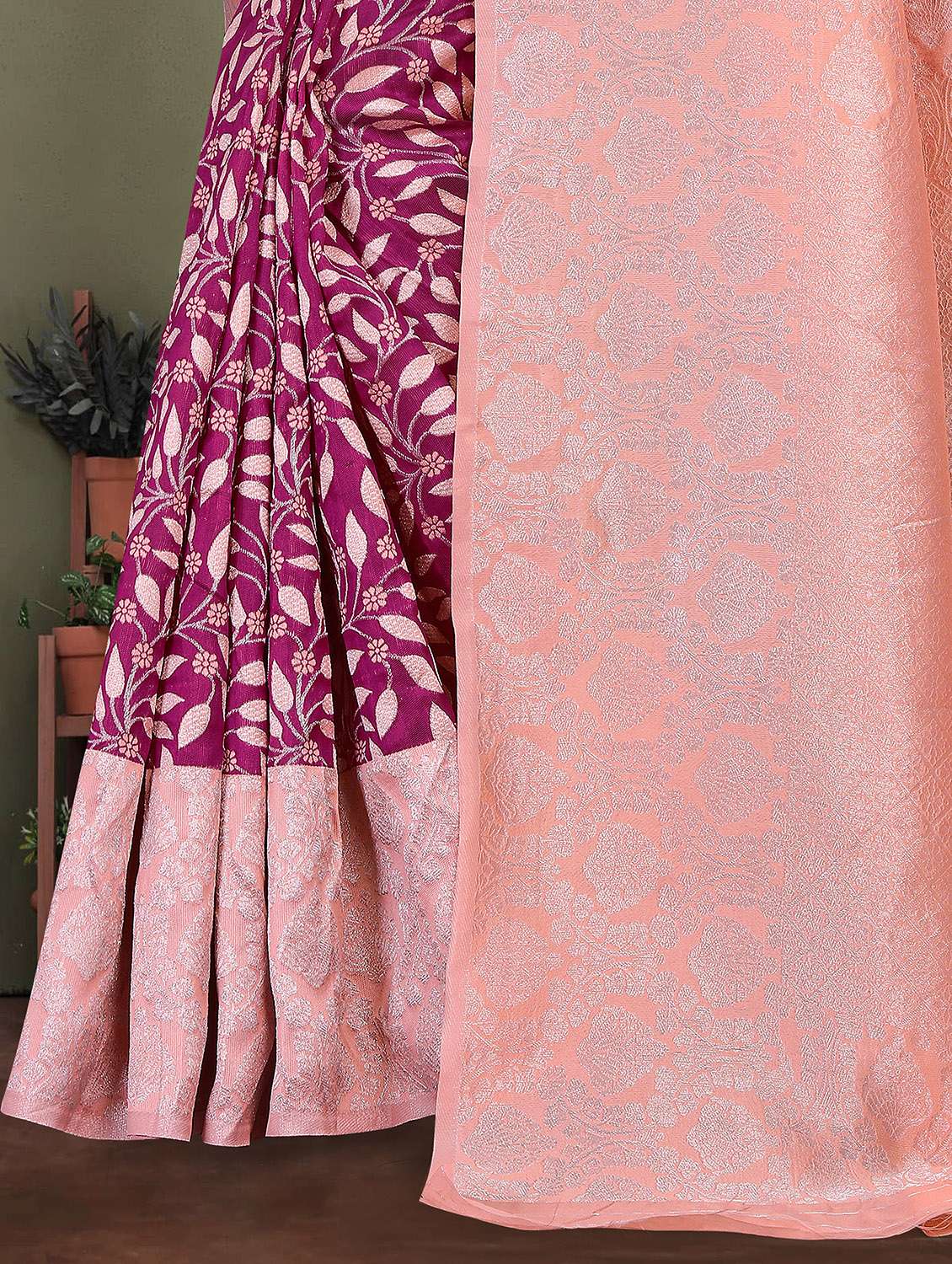 women self design banarasi saree with blouse - 21994511 - Standard Image - 4