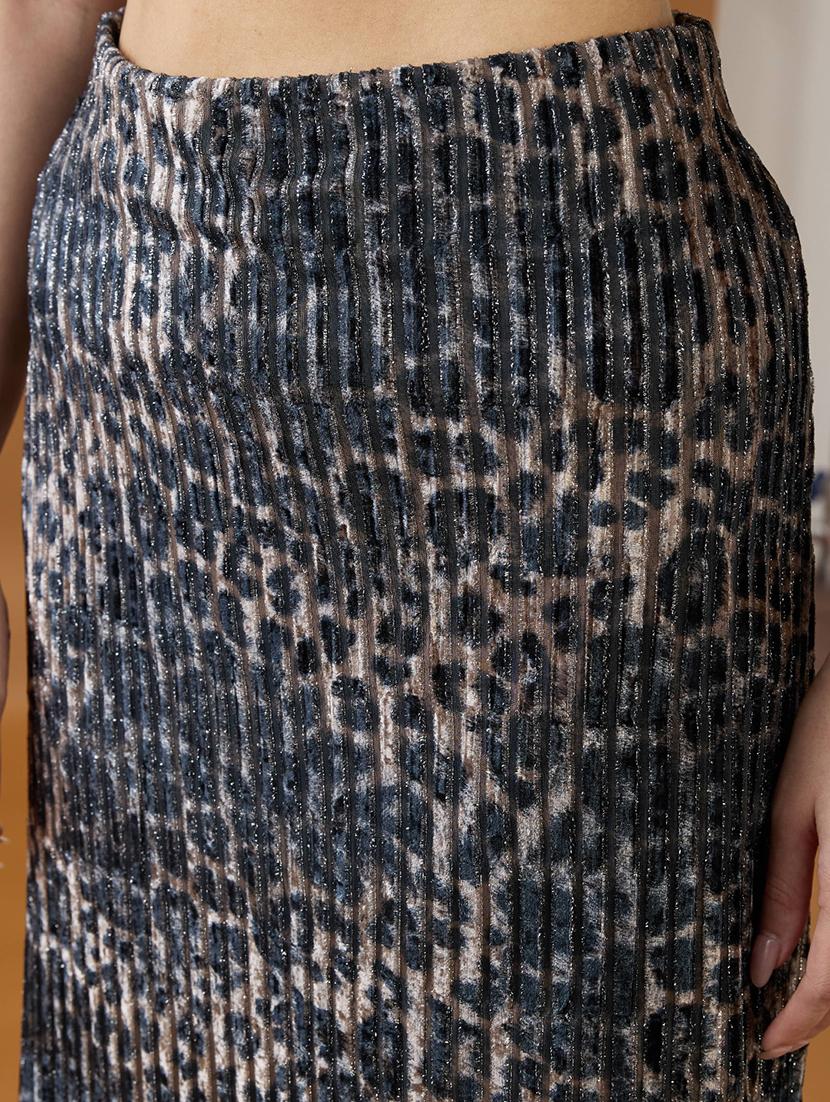 globus women black lurex pleated leopard print shimmer detailing mid-rise a-line midi skirt - 21994536 - Standard Image - 4