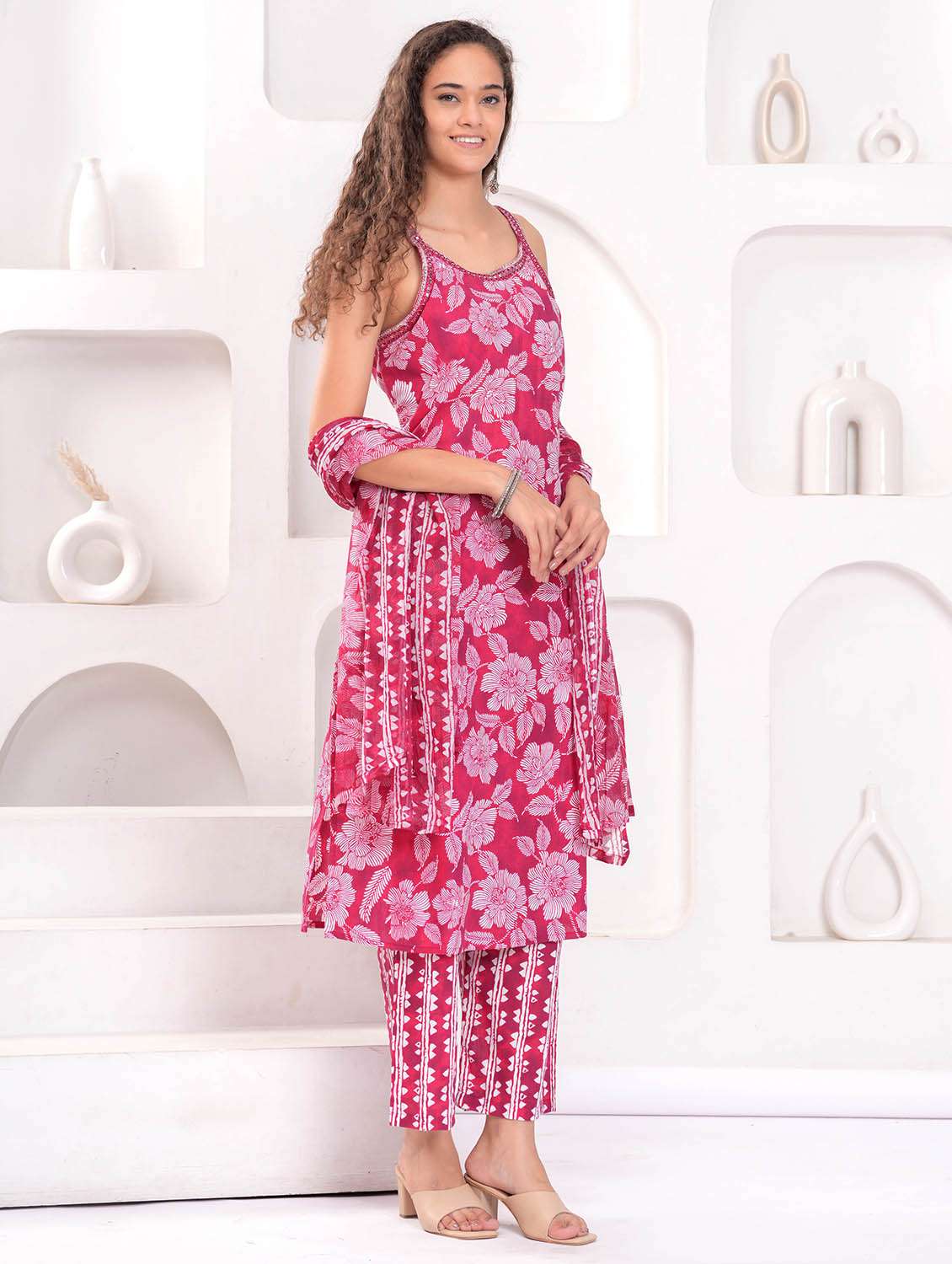 women floral print kurta and pant with dupatta set - 21995110 -  Standard Image - 1