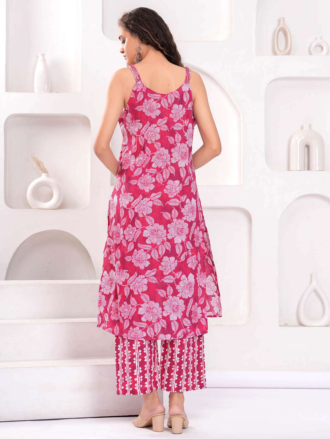 women floral print kurta and pant with dupatta set - 21995110 -  Standard Image - 4