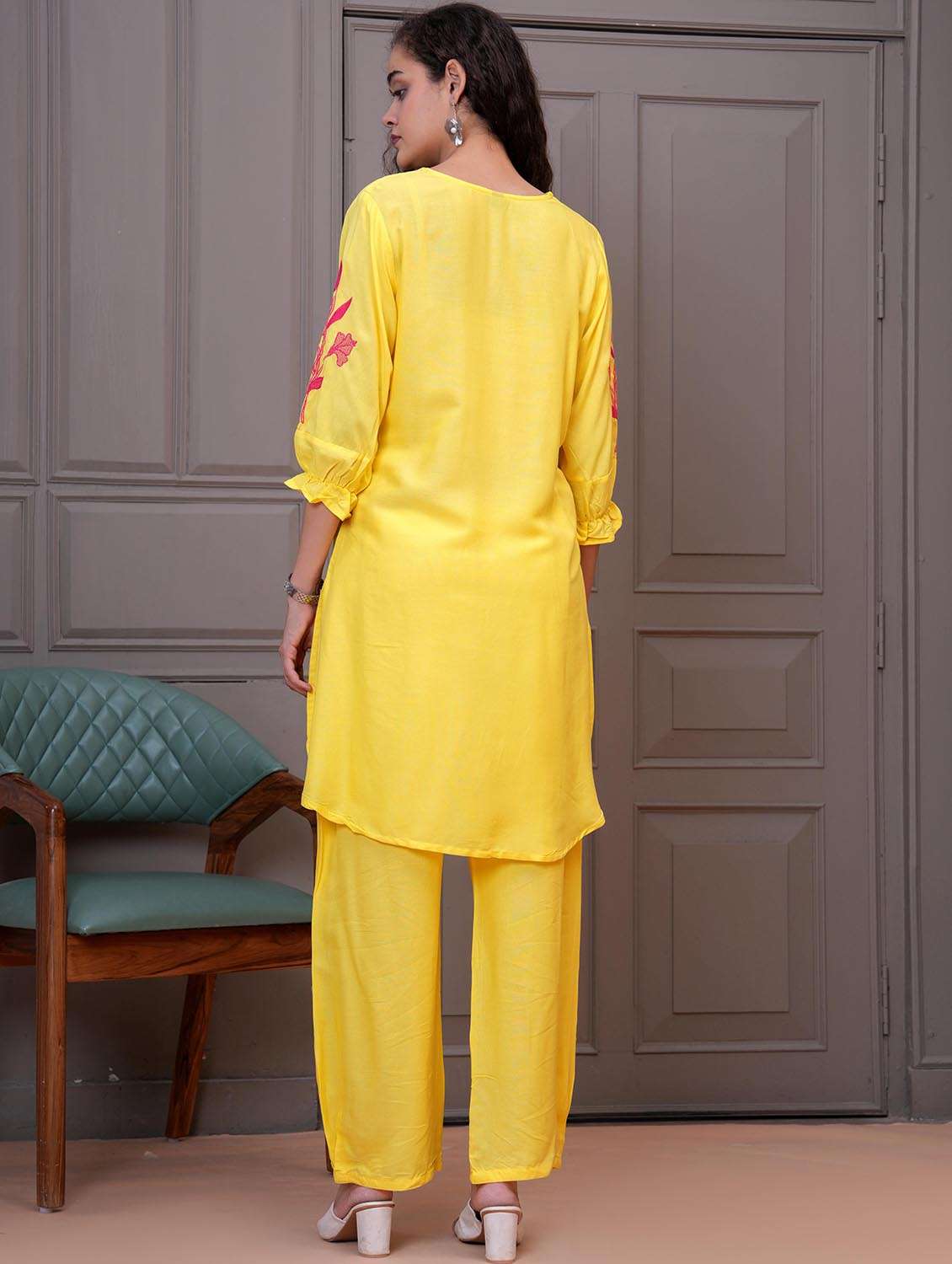 women embroidered kurta and palazzo set - 21995138 -  Standard Image - 4