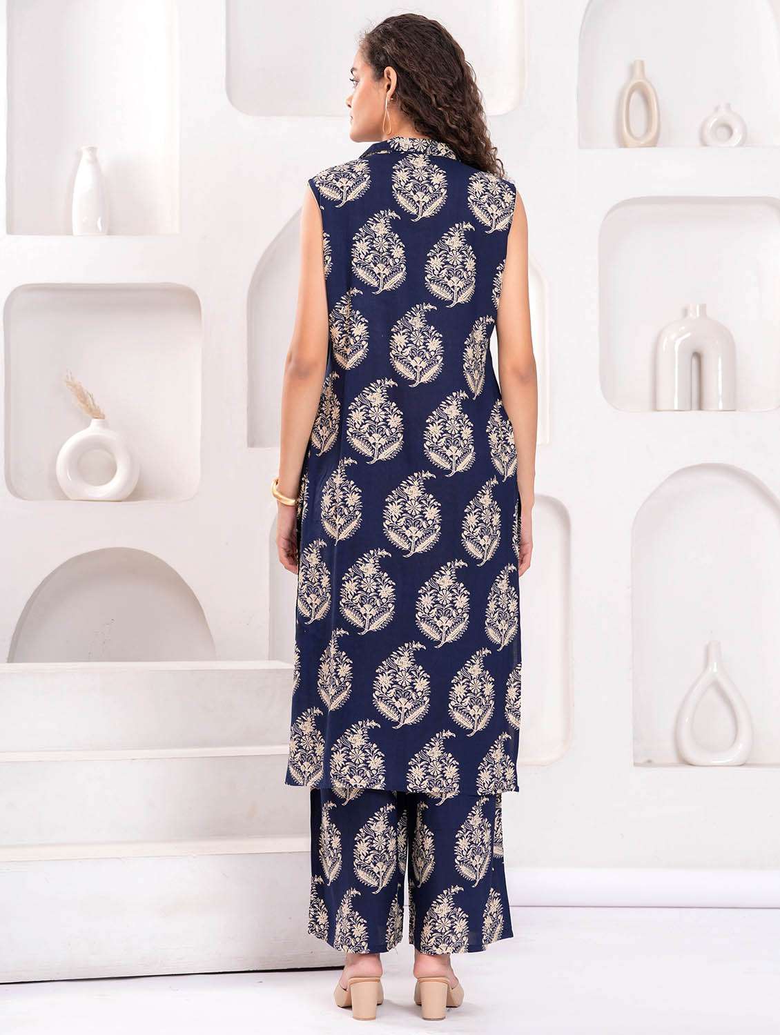 women printed sleeveless kurta and palazzo set - 21995147 - Standard Image - 4