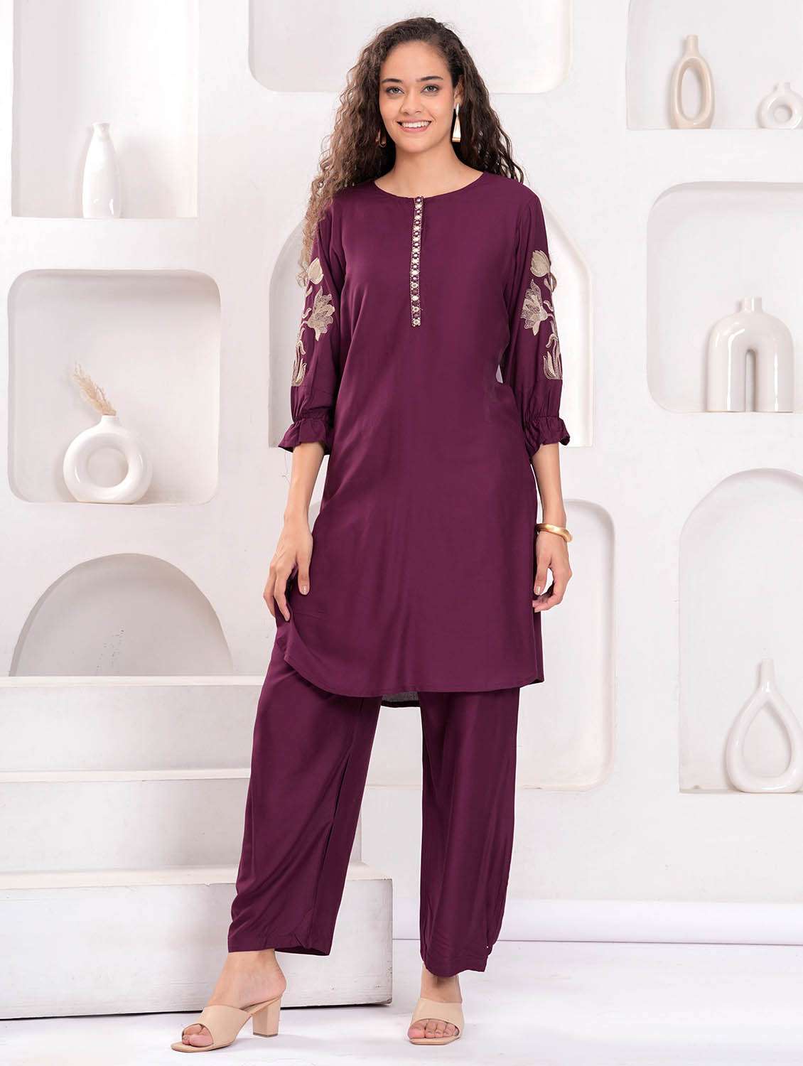 women embroidered kurta and pant set - 21995165 -  Standard Image - 1