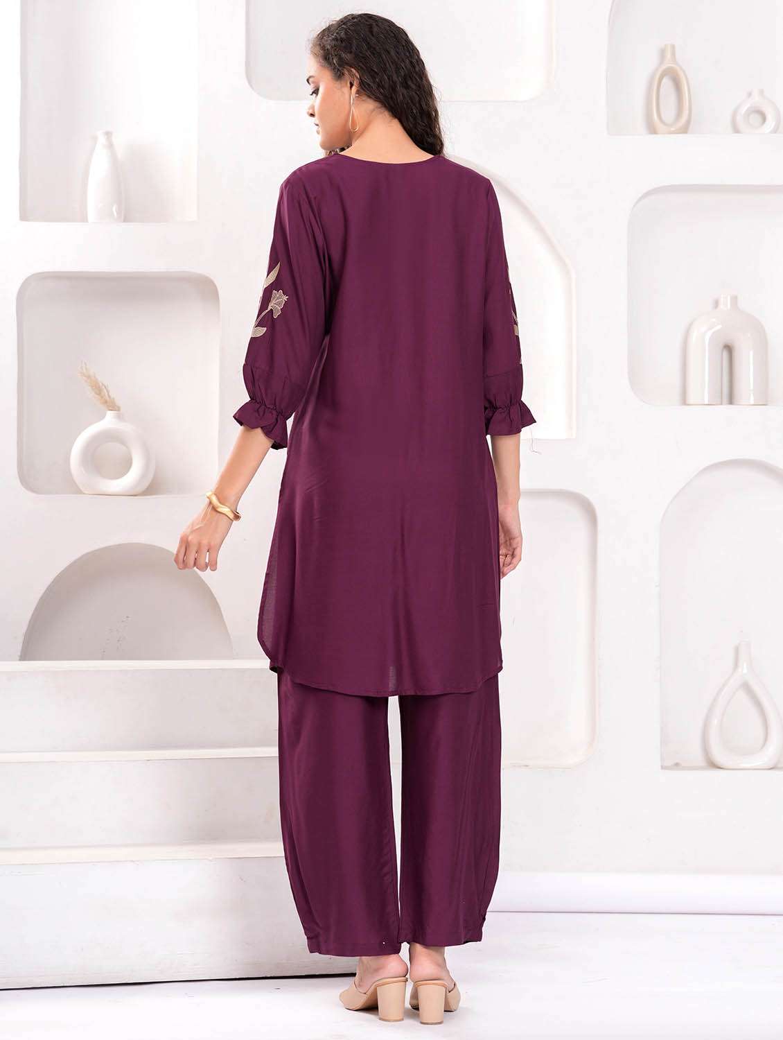 women embroidered kurta and pant set - 21995165 - Standard Image - 4