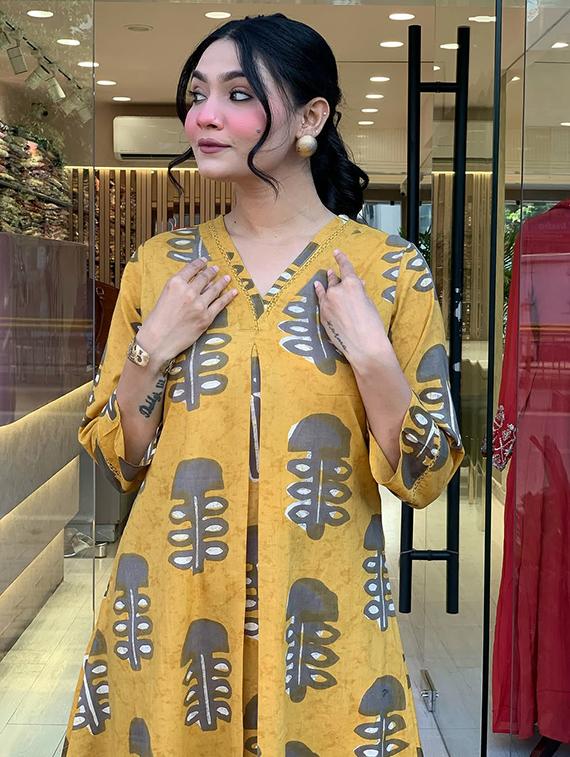 women printed three quarter sleeve kurta palazzo set - 21997877 - Standard Image - 4
