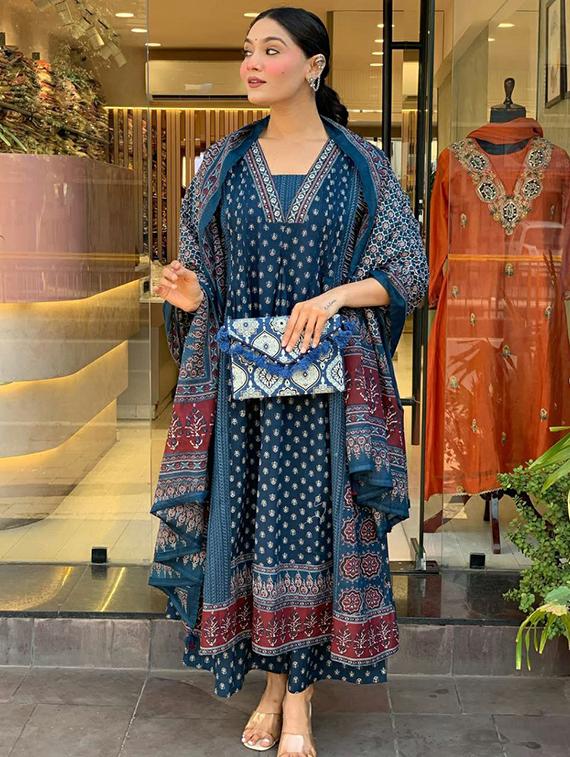 women printed three quarter sleeve kurta palazzo with dupatta set - 21997878 - Standard Image - 4