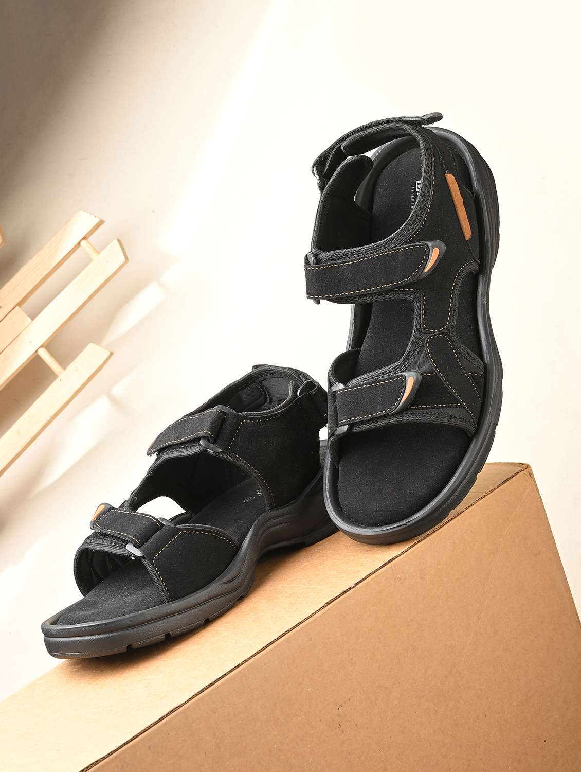 men solid back strap floater