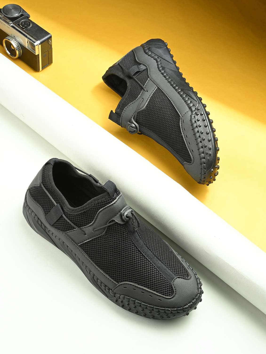 men black lace up sneaker