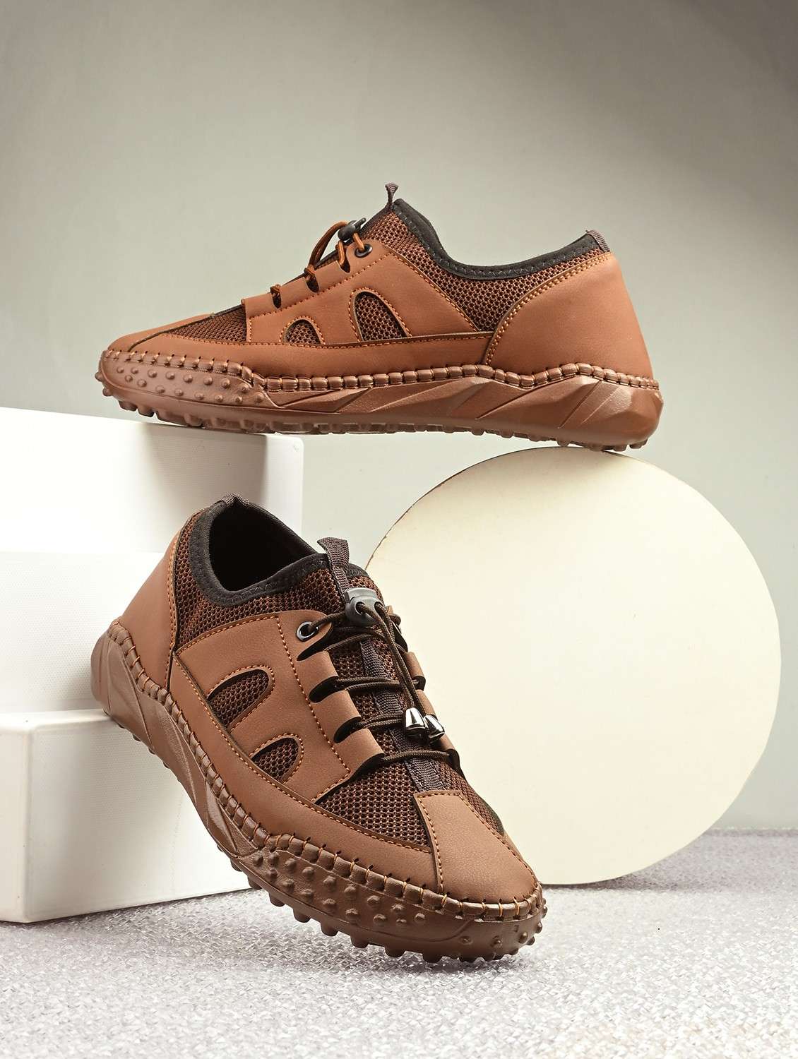 men brown lace up sneaker