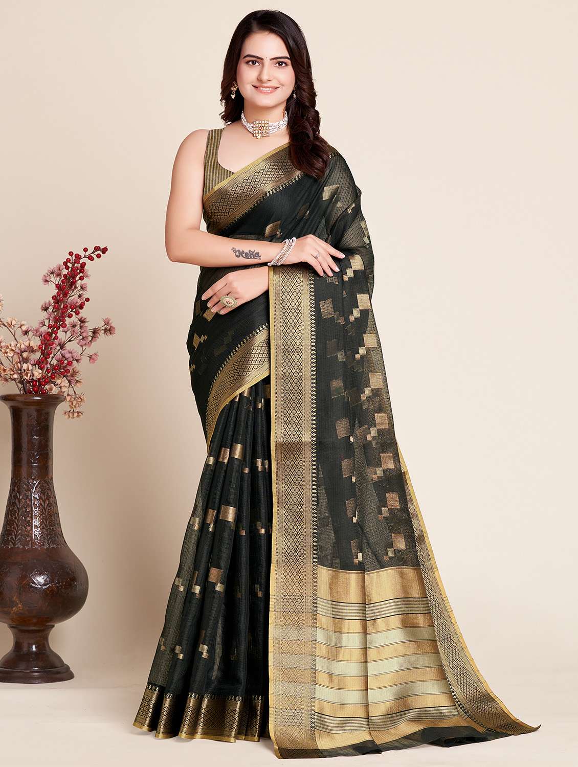 women self design bordered saree with blouse