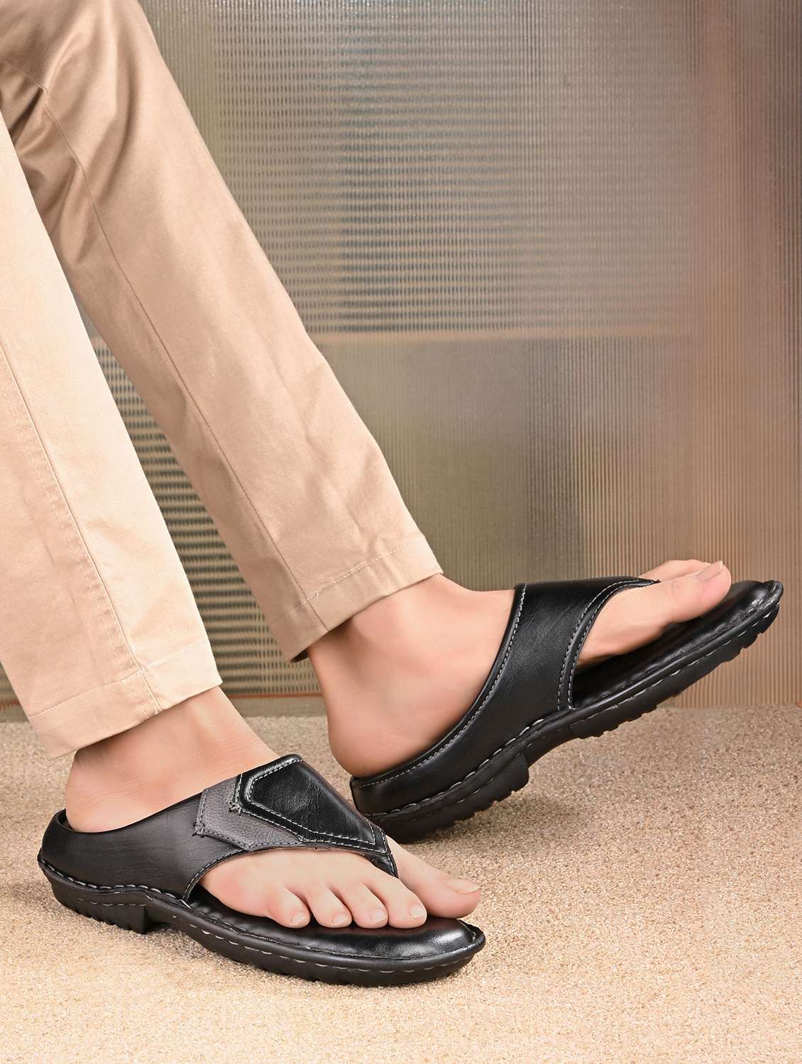 men solid toe separator sandal - 22003745 -  Standard Image - 1