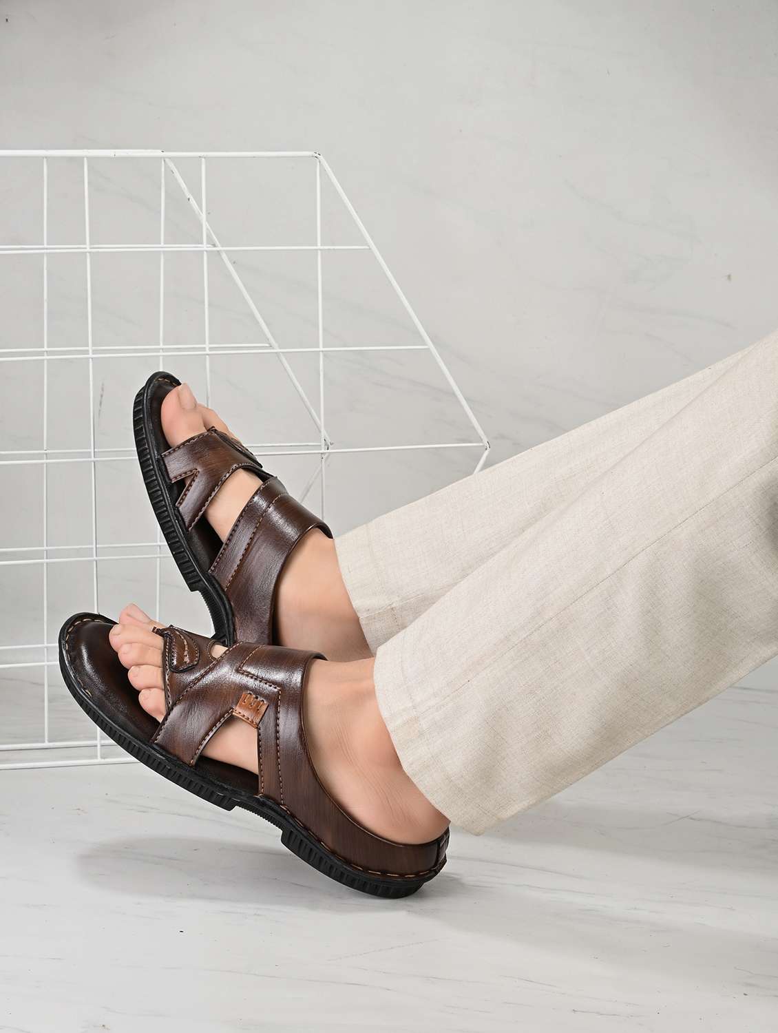 men solid toe separator sandal - 22003876 -  Standard Image - 1