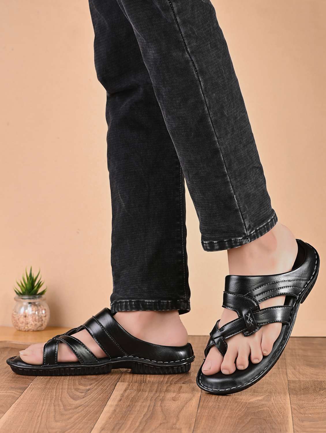 men solid toe separator sandal - 22003881 -  Standard Image - 1