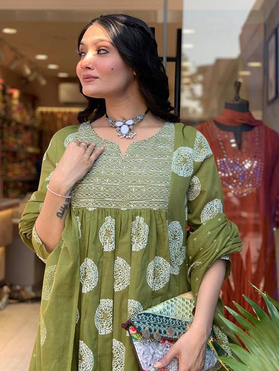 women embroidered three quarter sleeve kurta pant with dupatta set - 22004632 - Standard Image - 4