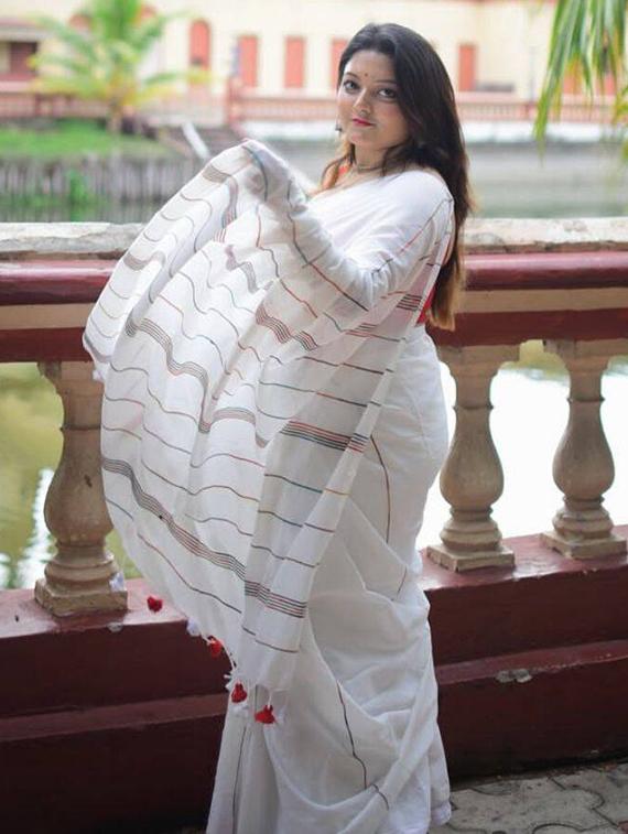women white striped handloom saree with blouse - 22004941 -  Standard Image - 1