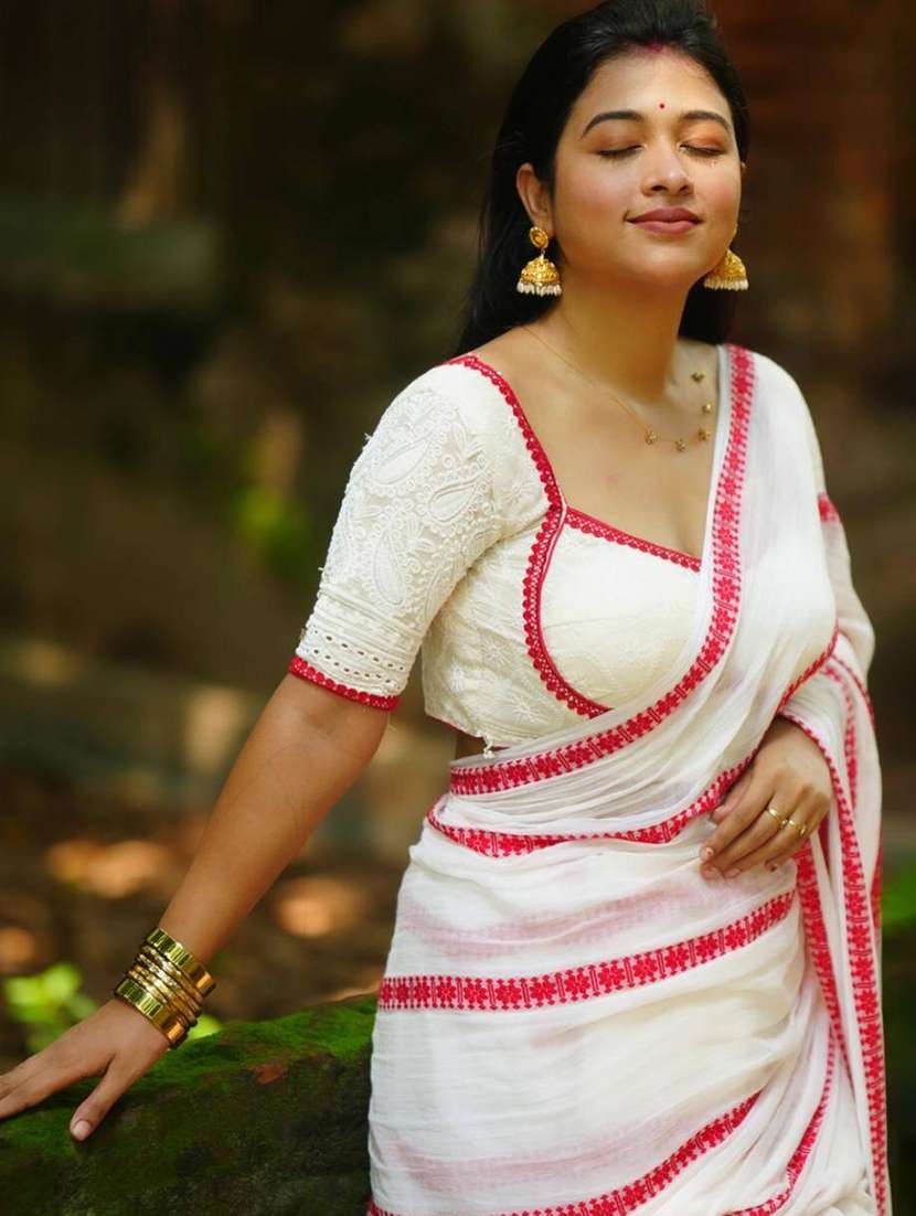 women white embroidered striped handloom saree with blouse - 22004946 -  Standard Image - 1