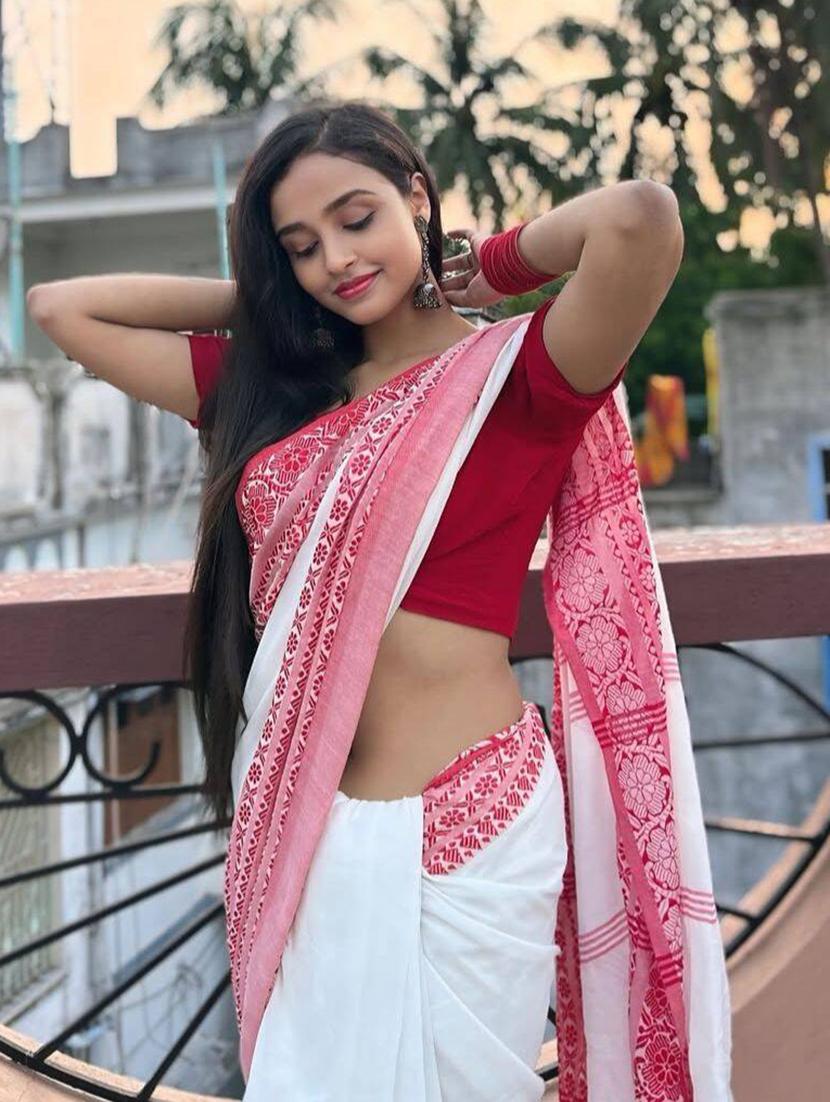 women white boardered handloom saree with blouse - 22004947 -  Standard Image - 1