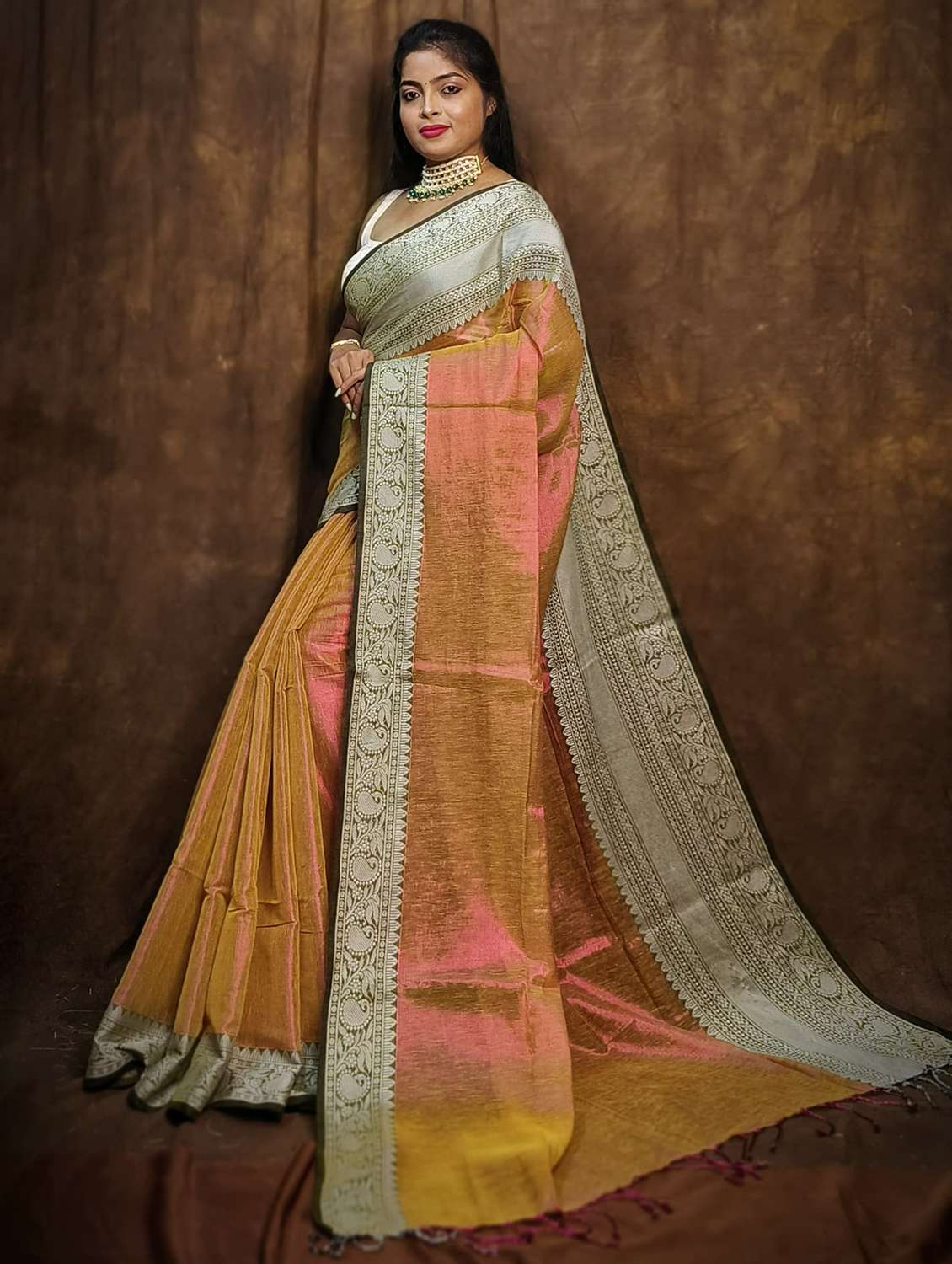 women solid with bordered saree - 22004982 -  Standard Image - 1