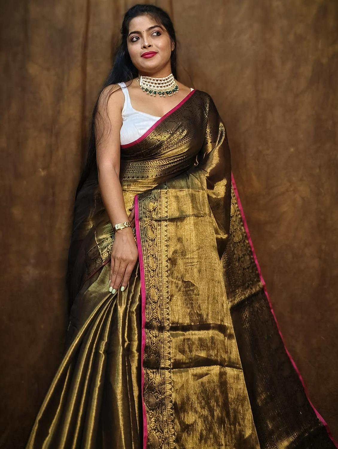 women solid with bordered saree - 22004986 -  Standard Image - 1