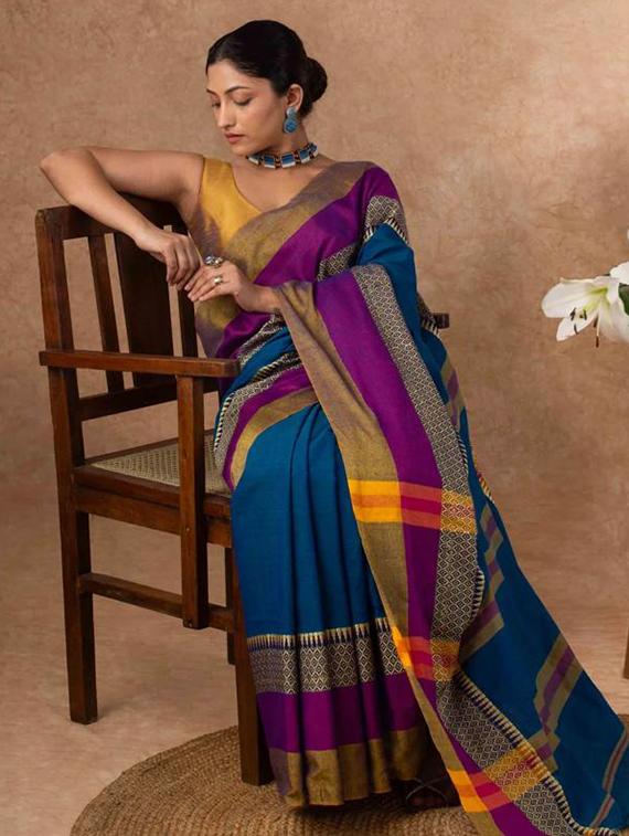 women solid with bordered handloom saree with blouse - 22004995 -  Standard Image - 1