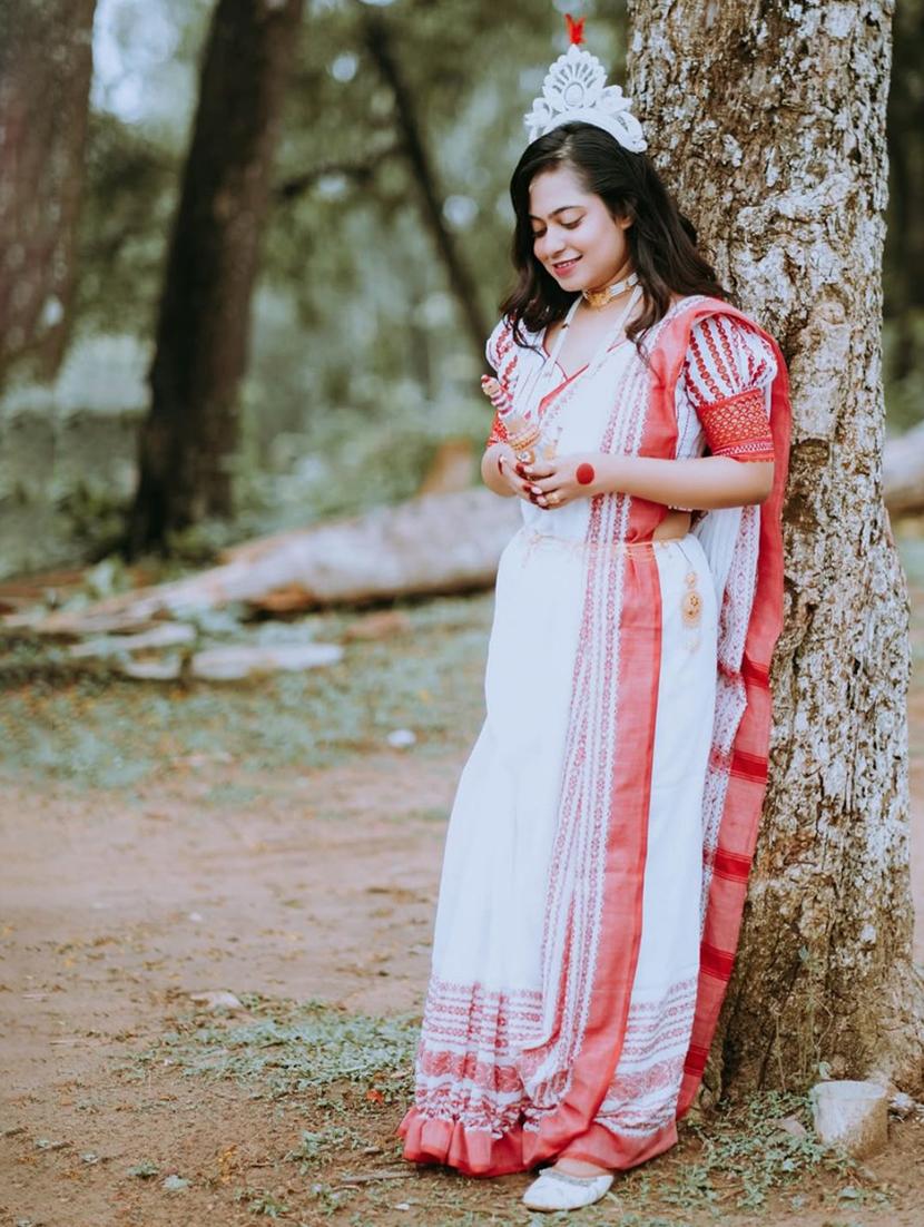 women white boardered handloom saree with blouse - 22004997 -  Zoom Image - 0