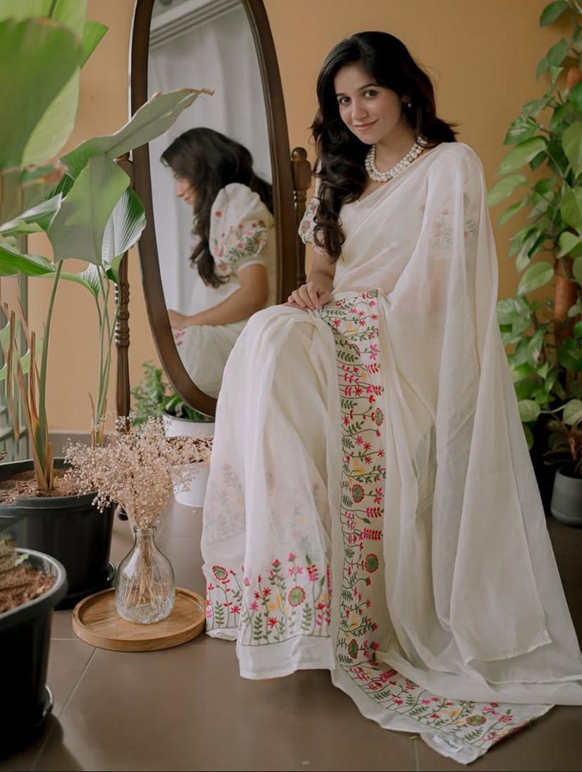 women white embroidered boardered handloom saree with blouse - 22004999 -  Standard Image - 1