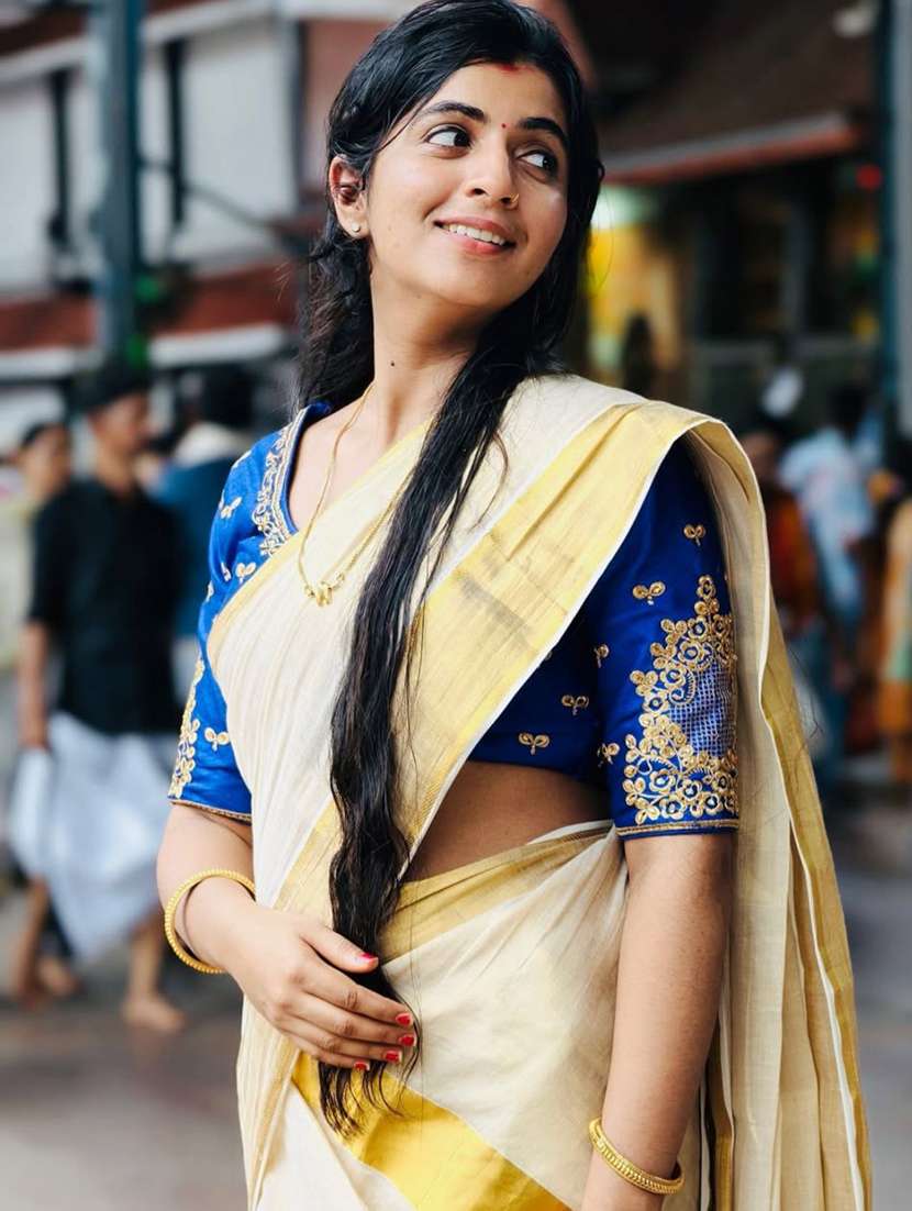 women cream contrast boardered handloom saree with blouse