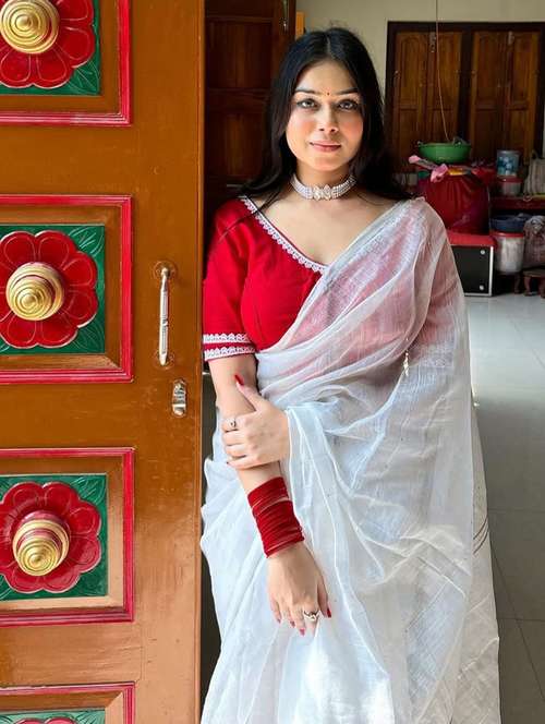 Women White Solid Handloom Saree With Blouse