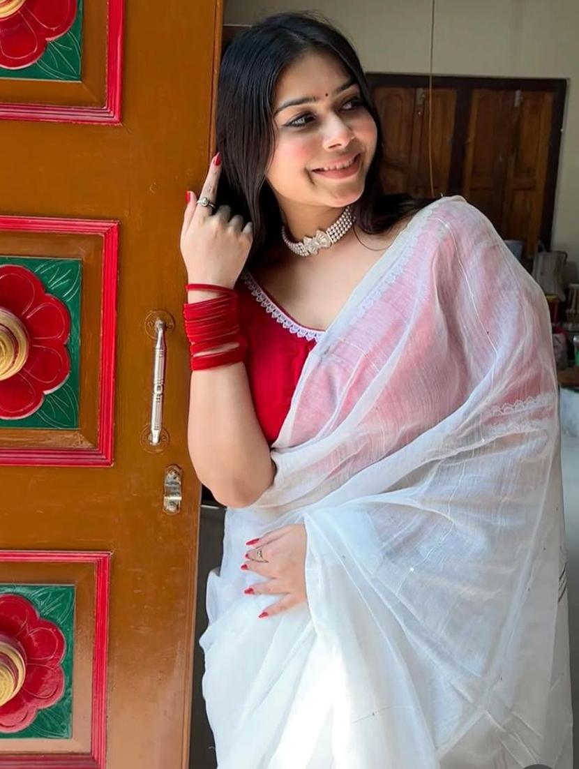 women white solid handloom saree with blouse - 22005010 -  Standard Image - 1