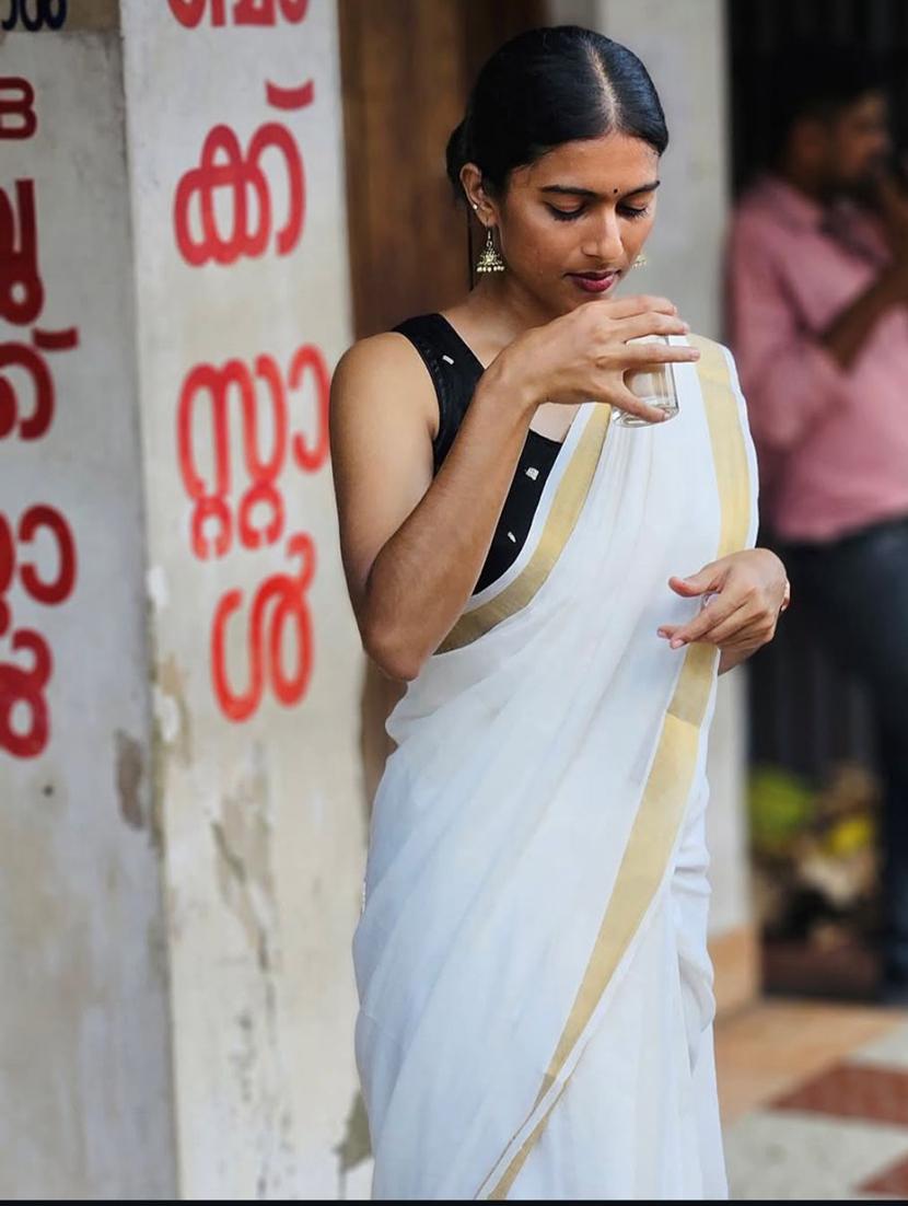 women white contrast boardered handloom saree with blouse - 22005014 -  Standard Image - 1