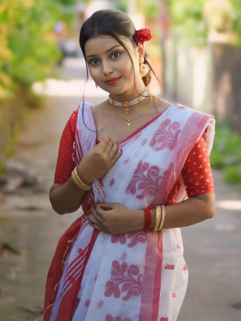 women white self designed handloom saree with blouse - 22005015 - Standard Image - 1