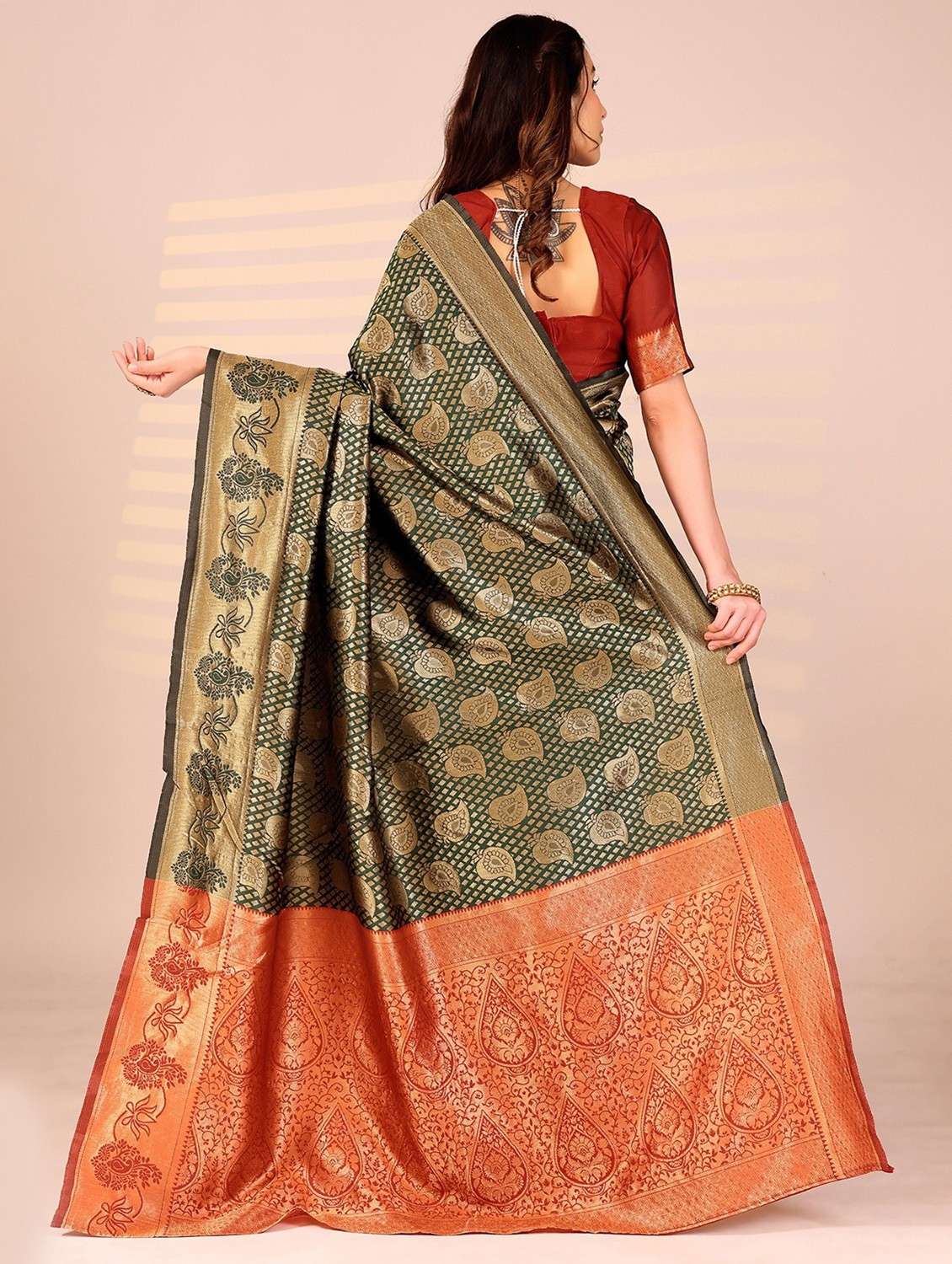 women self design banarasi saree with blouse - 22007190 - Standard Image - 1