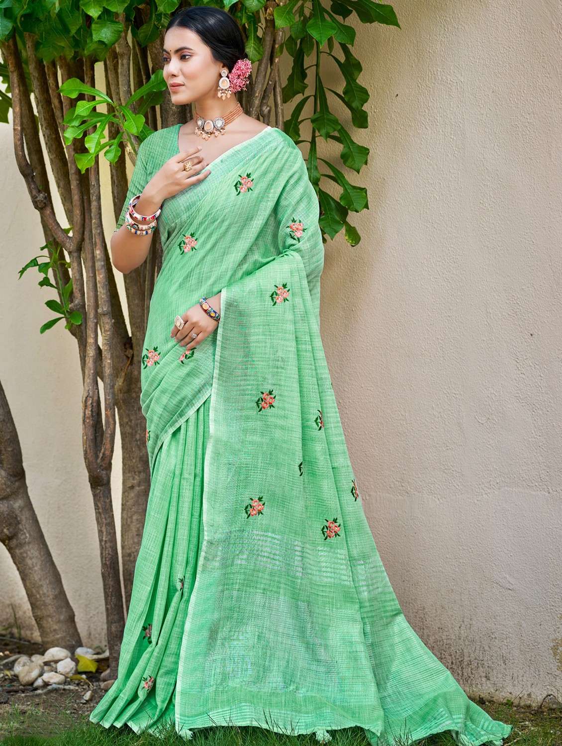 women floral bordered saree with blouse