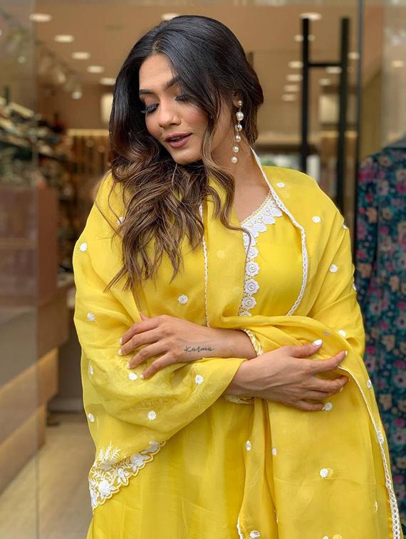 women embroidered three quarter sleeve kurta pant with dupatta set - 22011183 - Standard Image - 4
